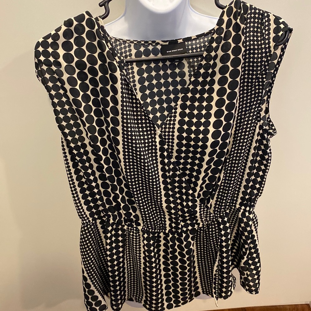 L Who What Wear 1/3 sleeve black polka dots blouse very classy